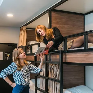  Hostel Beau M